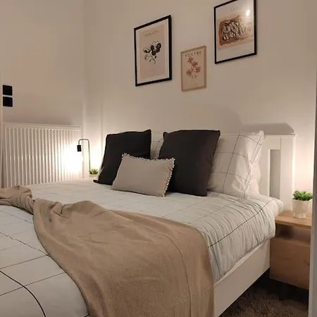 Cosy House With Garden Golos