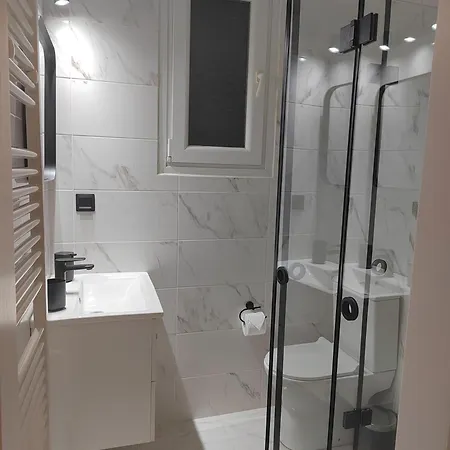 Cosy House With Garden Golos